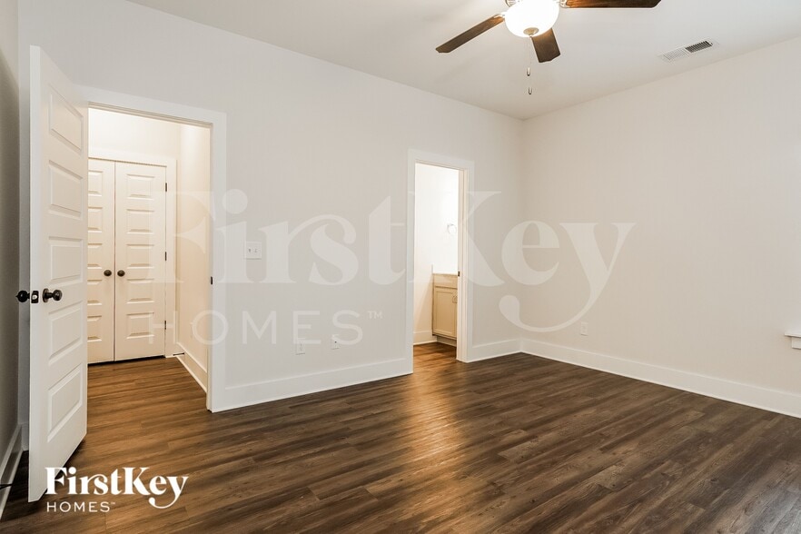 Building Photo - 2807 Village Ln