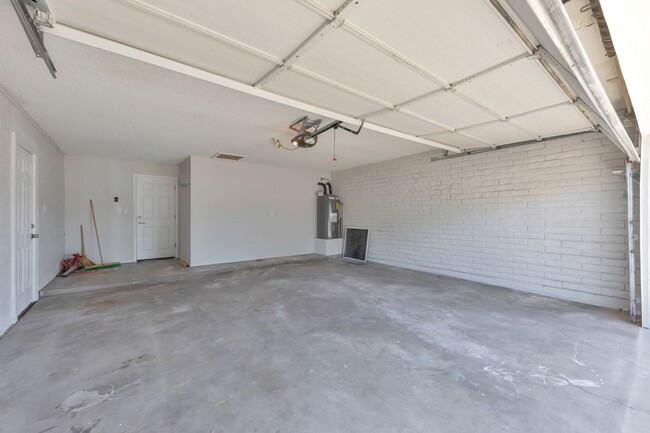 Building Photo - Exceptional 6-Bedroom Home with Pool Near ASU Campus