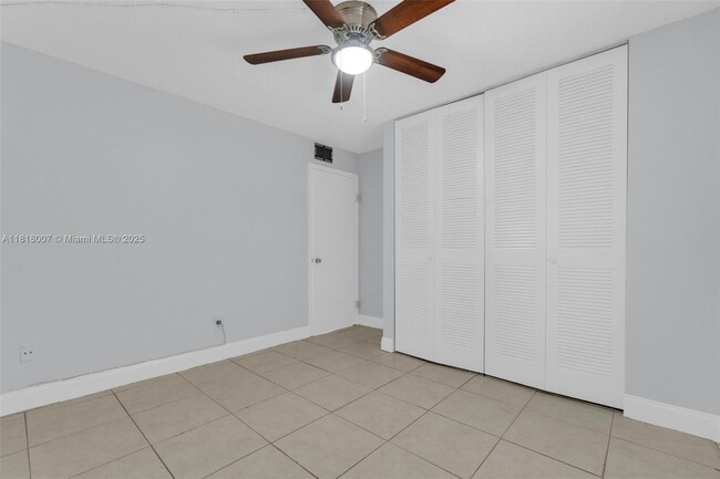Building Photo - 1341 E Golfview Dr