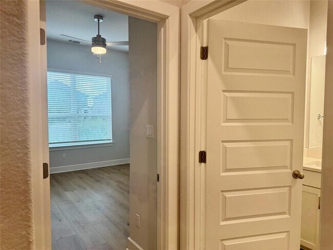 Building Photo - 509 Three Feathers Ct