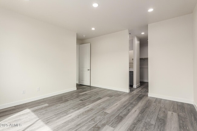 Building Photo - 949 E Desert Ln