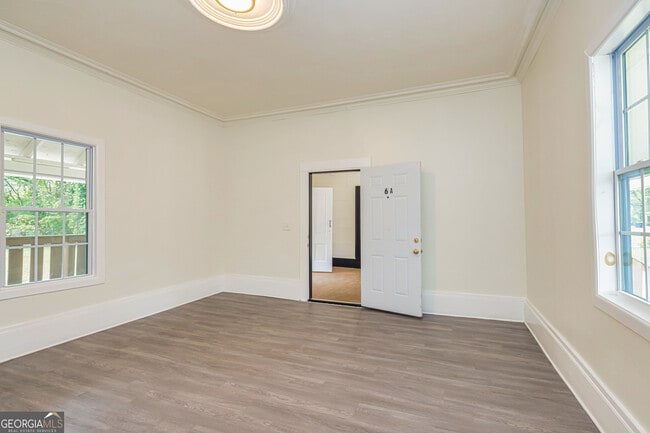 Building Photo - 6 W Oak St