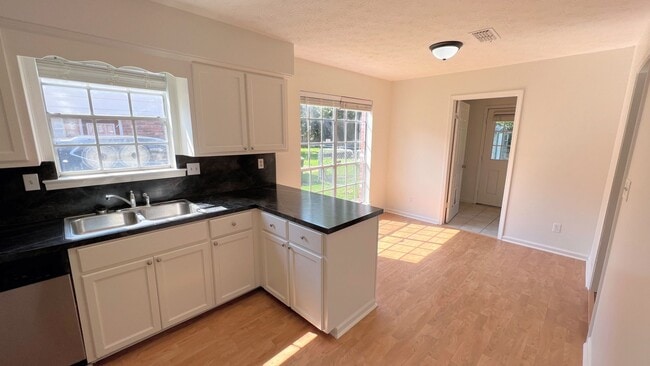 Building Photo - Lovely 3-Bedroom