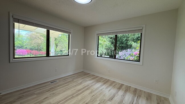 Building Photo - Sprawling 5 BD | 3 BA with Basement - Gresham