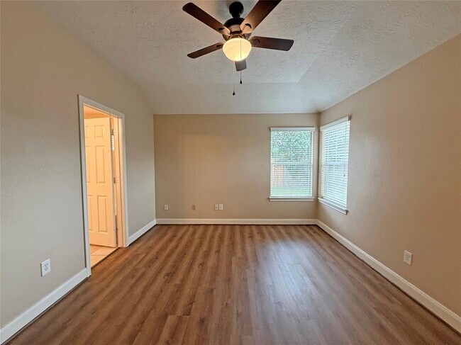 Building Photo - 18421 Sunrise Oaks Ct