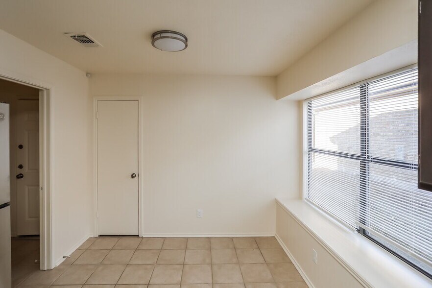 Building Photo - 916 Richards Dr