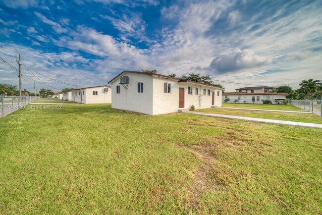 Building Photo - 17725 SW 103rd Ave