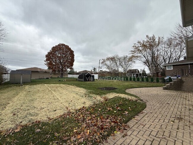 Building Photo - 609 Pinecroft Dr