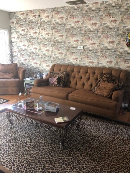 Tenant living room - 11 Tarpon Trl SE