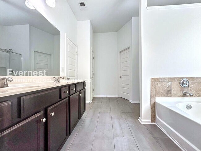 Building Photo - Limited Time Special Offer / 3 Bed/2.5 Bath Home with Garage / Pet-Friendly / Vouchers Accepted /...