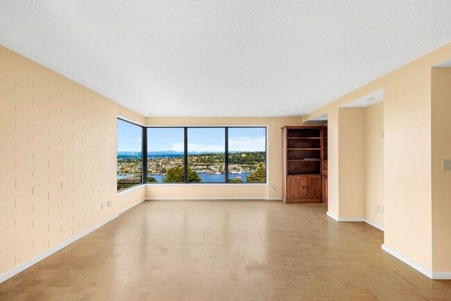 Building Photo - Gorgeous Top Floor Penthouse Unit in East ...