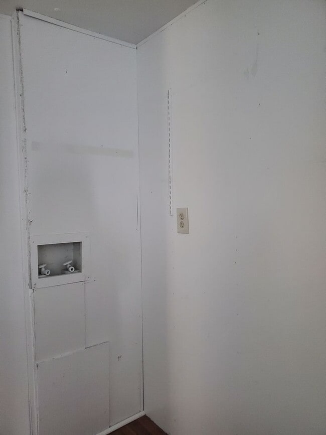 Building Photo - Newly Renovated Mobile Home
