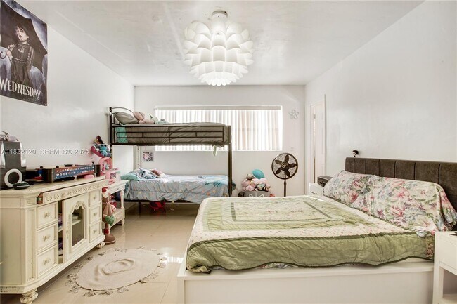 Building Photo - 11930 NE 19th Dr