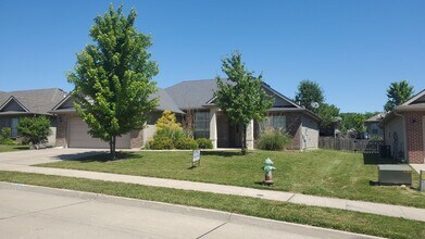 Building Photo - 3 bd 2 ba house, split bedroom design in S...