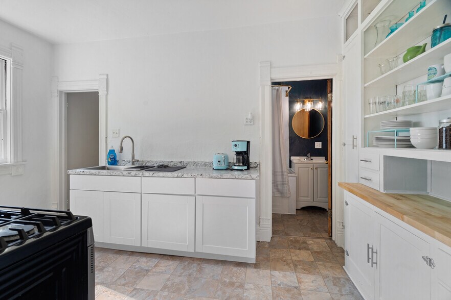 Building Photo - 1028 Porlier St