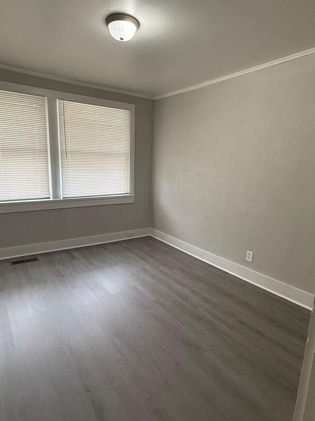 Building Photo - FIRST FULL MONTH RENT FREE