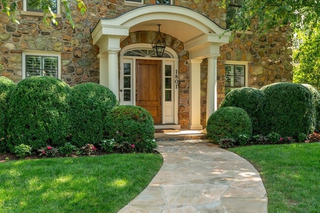 Building Photo - Exceptional Living in the Heart of Arlingt...