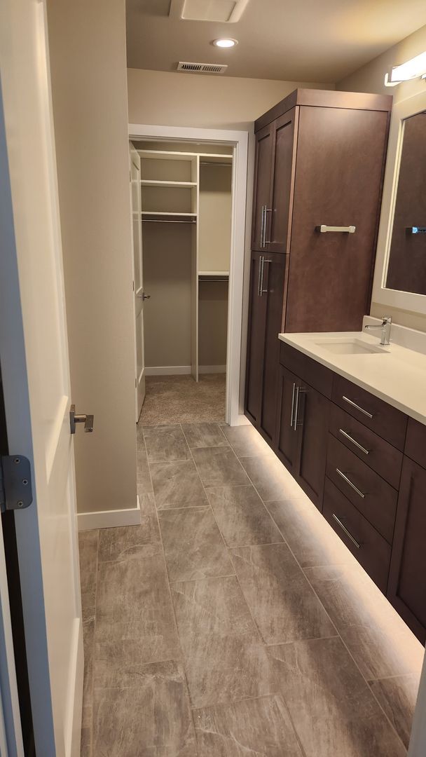 Building Photo - Luxury 3  Bedroom 2.5 Bath Townhome Located in Kirkland