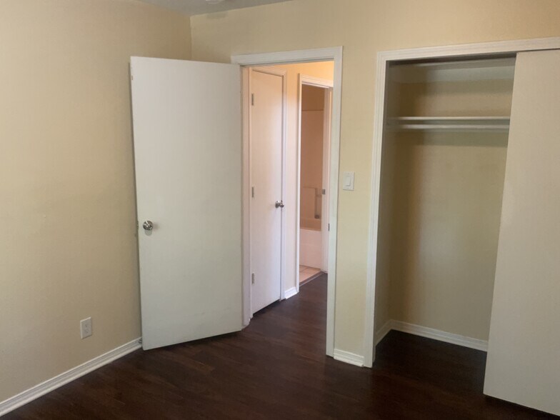 Building Photo - 10400 Calle Chulita NW