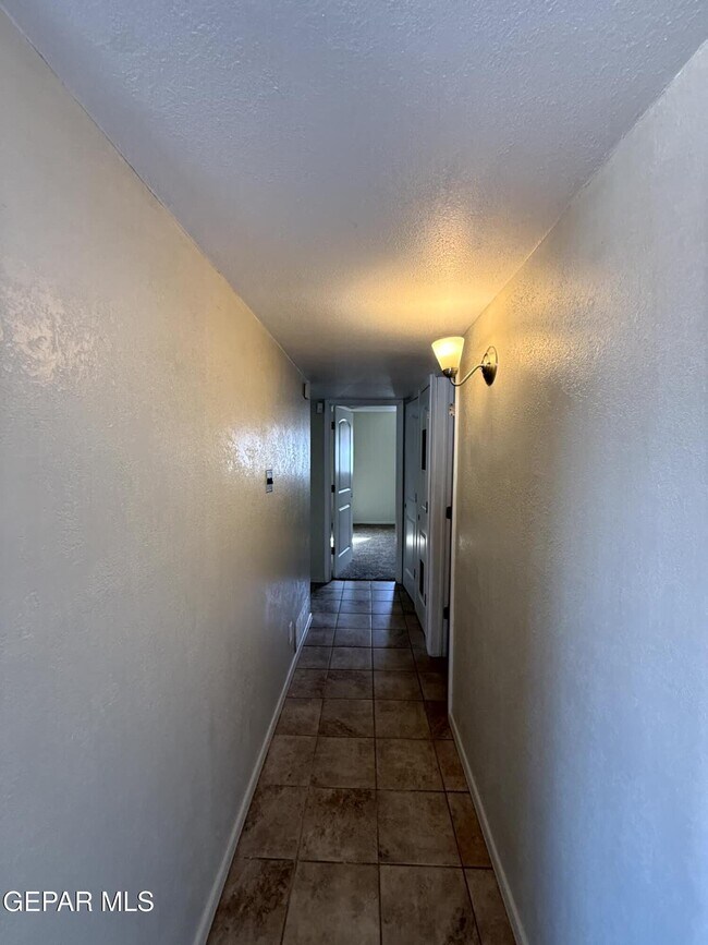 Building Photo - 2801 Hawick Rd