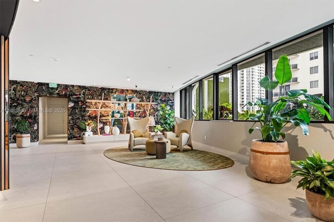 Building Photo - 700 NE 24th St