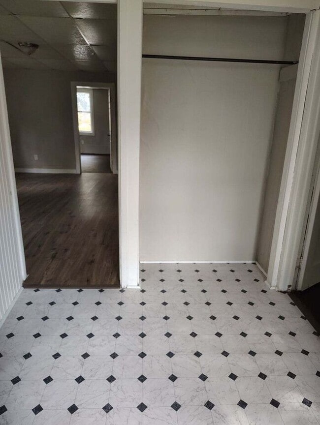 Building Photo - 3 BEDROOM