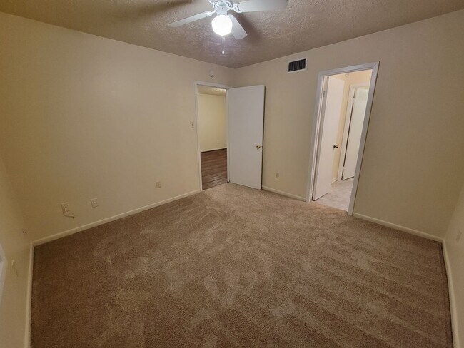 Building Photo - College Station - 2 bedroom - 1.5 Bath dow...