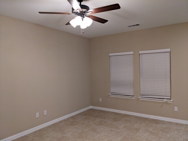 Building Photo - 128 Canales Cir