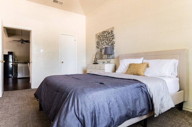 Building Photo - 3/2 Attached House in Wilshire Heights!