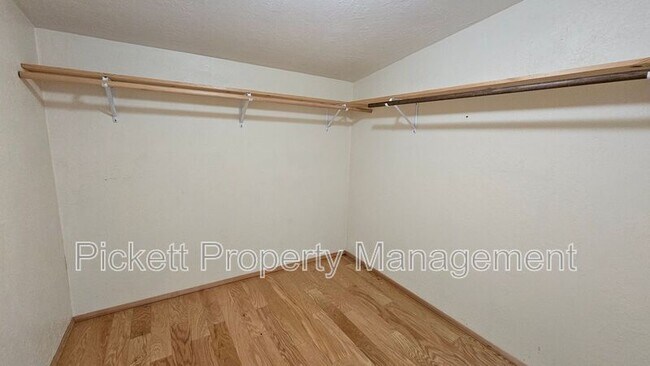 Building Photo - 1058 NE Sol Vei St