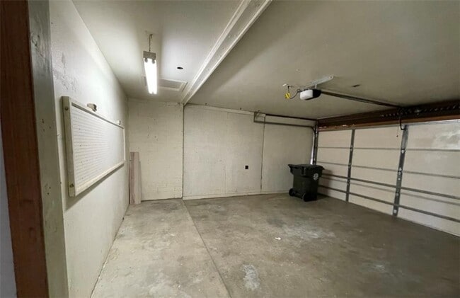 Building Photo - 1055 Hillside Dr