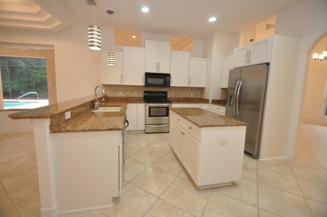 Building Photo - 12 Clementina Ct