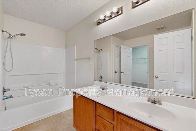 Building Photo - 1032 Clear Creek Ct