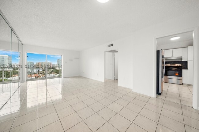 Building Photo - 400 Kings Point Dr