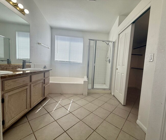 Building Photo - Fantastic 3 bed/2.5 bath in the Northwest ready for you!