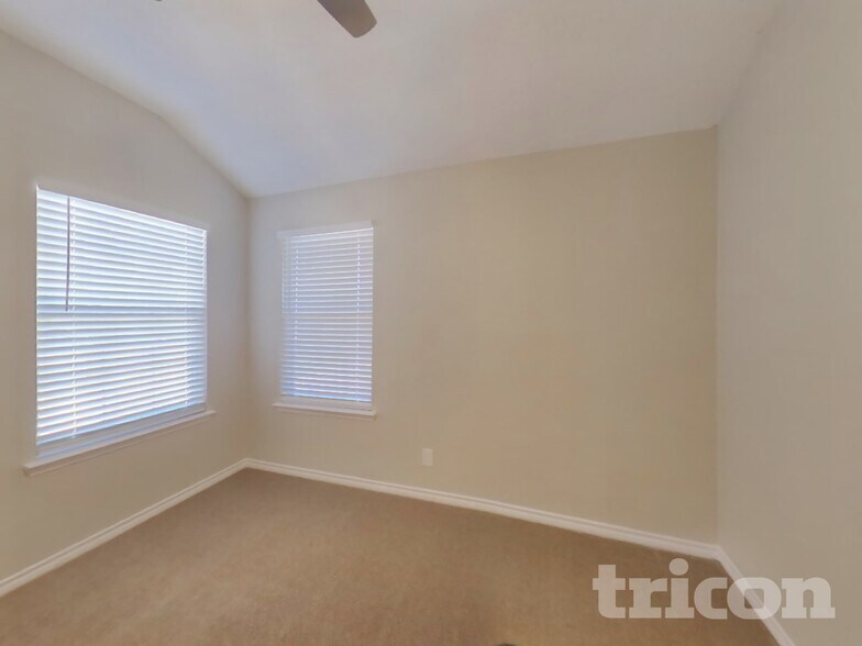 Building Photo - 305 Meandering Way