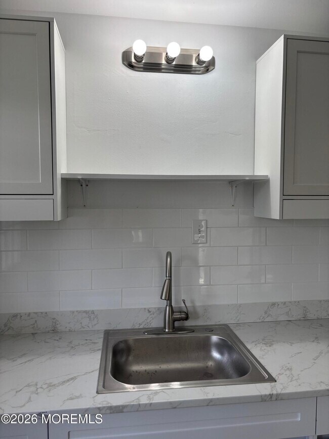 Building Photo - 68 Maple Ave