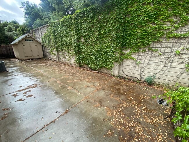 Building Photo - Beautiful & Spacious 3 Bedroom, 2.5 Bathroom Hayward Home – Prime Residential Location W Laundry,...