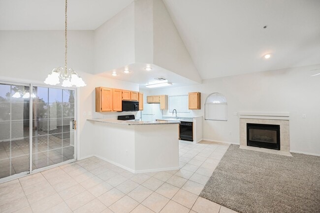 Building Photo - Gated Community townhome, with private garage