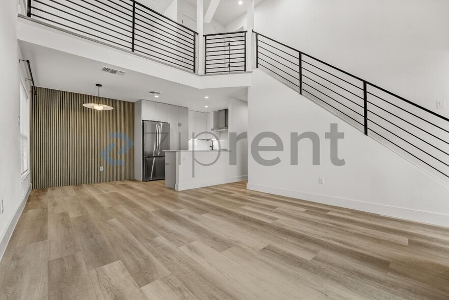 Building Photo - Unit B