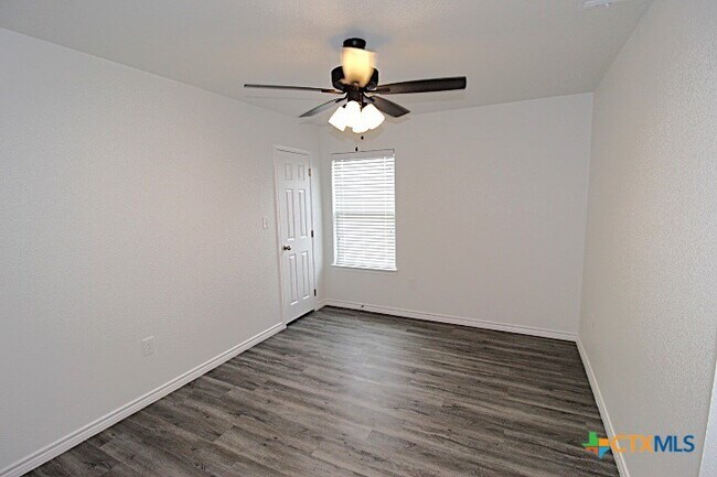 Building Photo - 118 Wind Ridge Dr