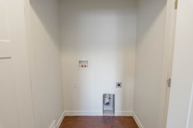 Building Photo - 190 E 630 N