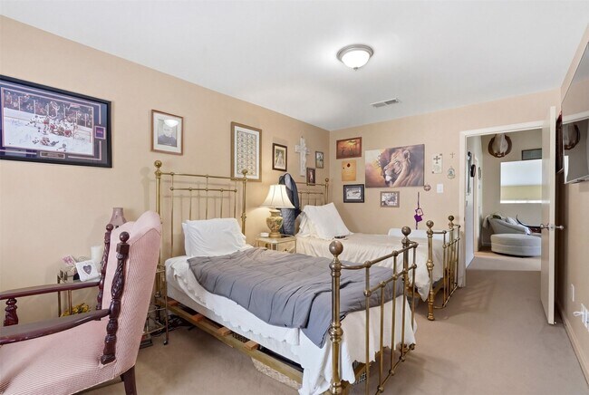 Building Photo - 10125 Valley Forge Dr