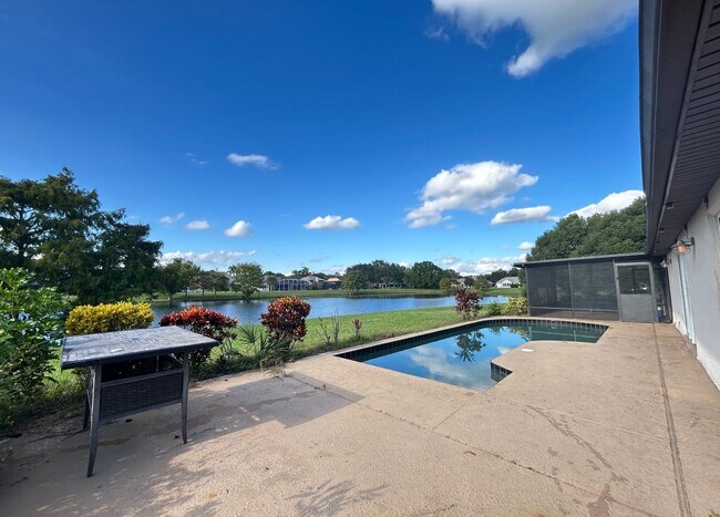 Building Photo - Waterfront Pool Home in Waterford Lakes