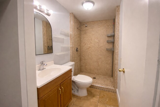 Building Photo - 832 S Bois D Arc Ave