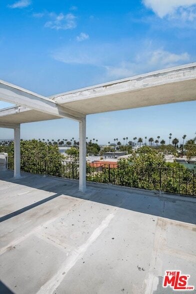 Building Photo - 423 Rexford Dr