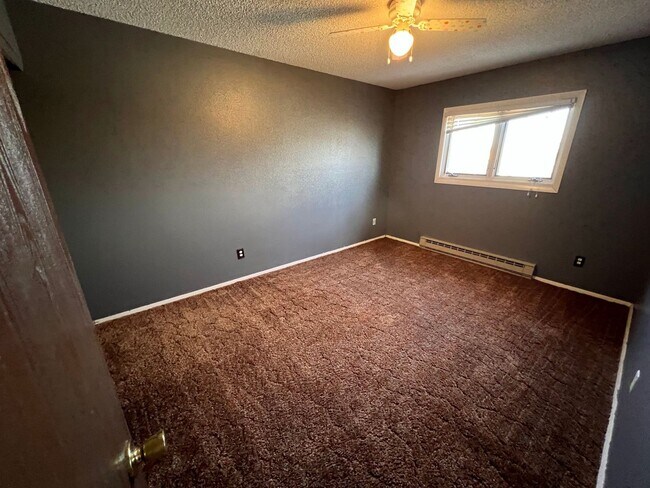 Building Photo - 3 Bedroom, 1.5 Bath Townhome W/ Attached S...