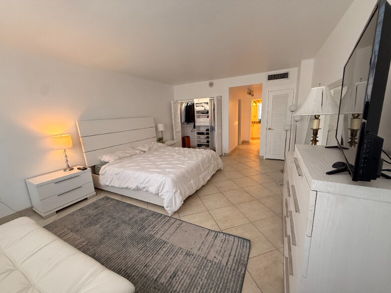 Building Photo - 5825 Collins Ave