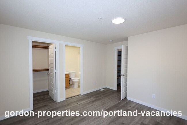 Building Photo - 5407 SE 121st Ave