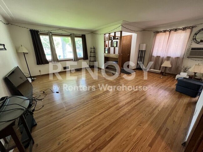 Building Photo - Available July 1st - 2 bed 2 bath, Single Family Home in Richfield!